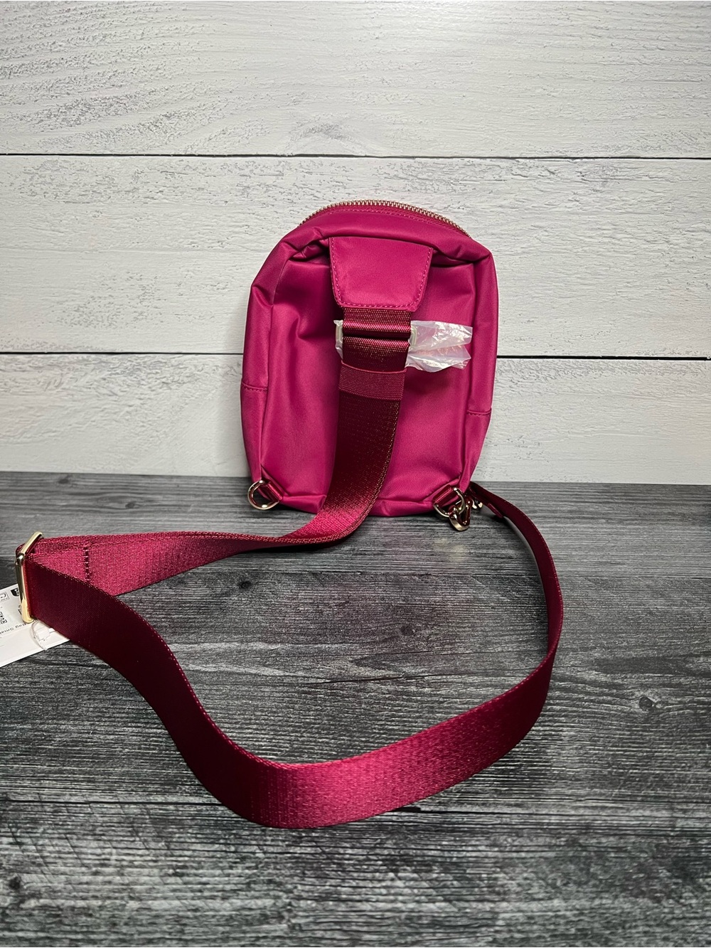 lululemon athletica Everywhere Sling Bag 2L - Berry Rumble - Picture 3 of 3